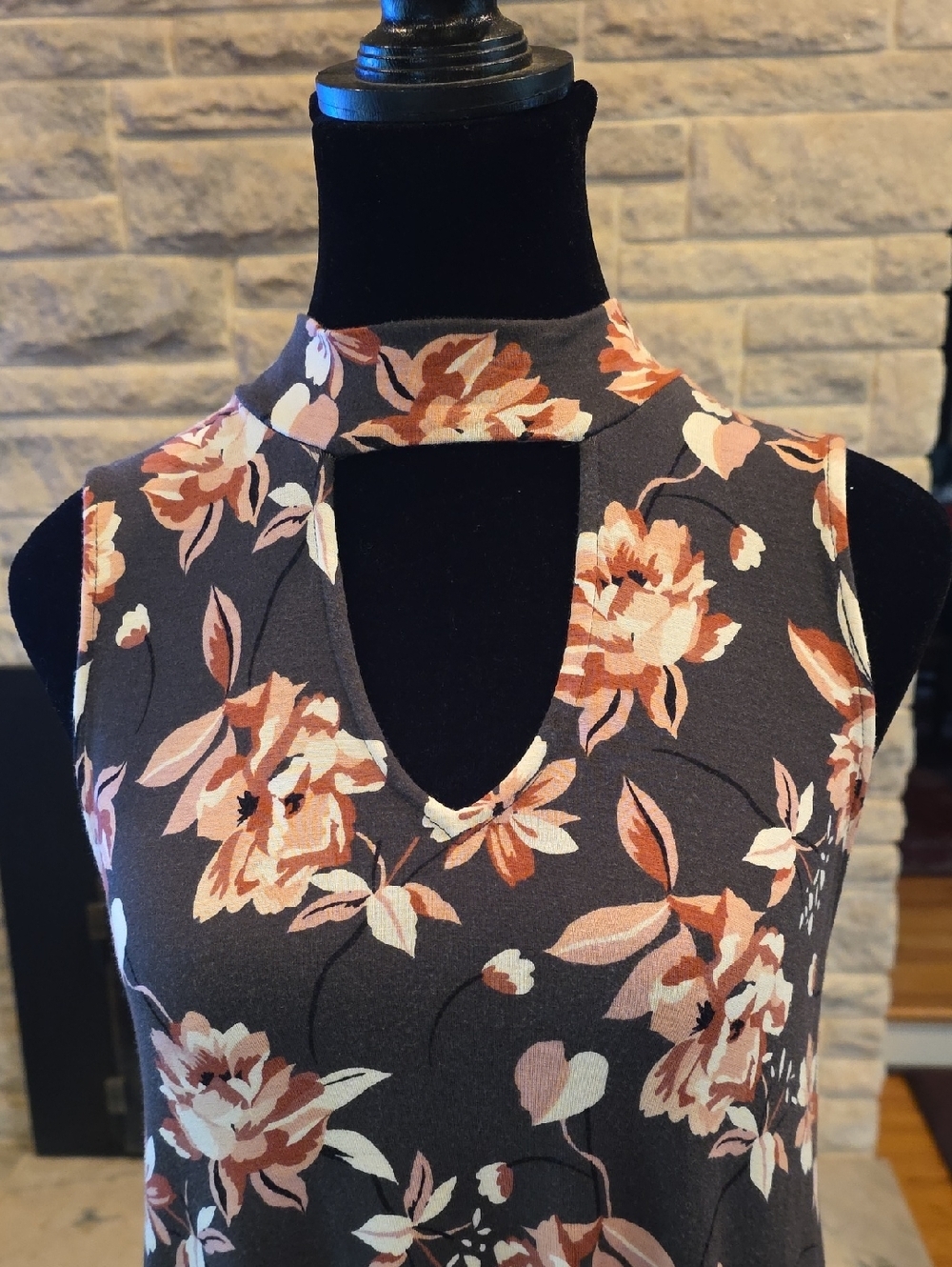 Aeropostale Sleeveless Floral Keyhole Dress in Gray and Blush - Picture 2 of 3